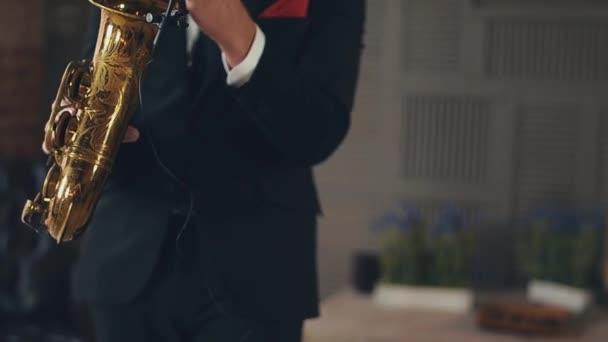 Saxophonist in dinner jacket play on golden saxophone. Jazz artist. Microphone. — Stock Video