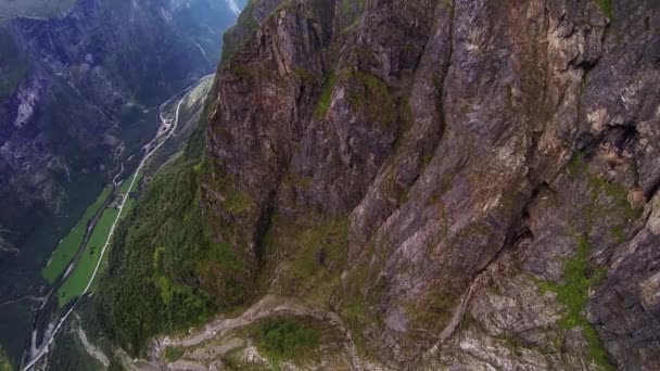Fallschirmspringer beim Fallschirmspringen zwischen grünen Bergen und Schnee. Gefahr — Stockvideo