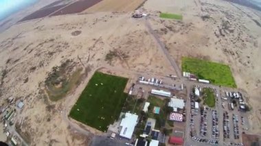 Skydiver gökyüzünden paraşütle atlama. Aşırı spor. Adrenalin. Arizona yukarıda. Açılış