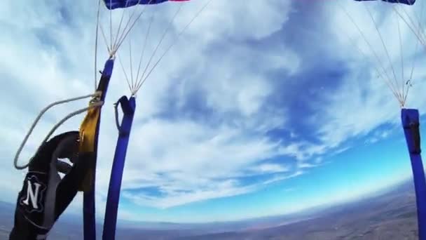 Skydiver parachutespringen in bewolkte grijze hemel. Extreme. Adrenaline. Boven arizona. — Stockvideo