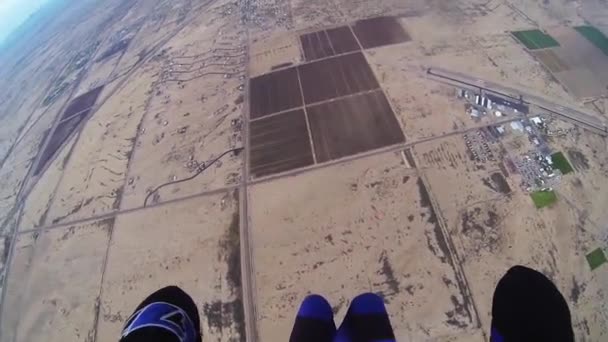 Skydiver paracadutista in cielo grigio nuvoloso. Estrema. Adrenalina. Sopra Arizona . — Video Stock