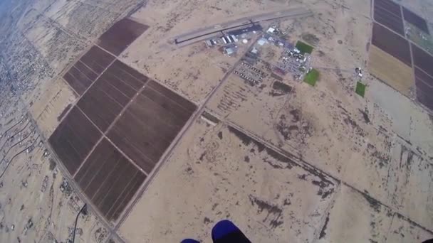 Parachutiste parachutiste dans un ciel gris nuageux. Des paysages. Adrénaline. Au-dessus de arizona . — Video