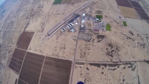 Parachutiste parachutiste dans le ciel bleu. Des paysages. Adrénaline. Au-dessus de arizona . — Video