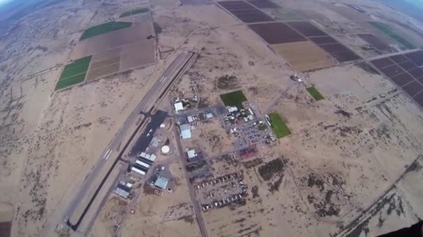 Paracaidista en paracaídas en el cielo azul. Escenario. Adrenalina. Arriba de Arizona. Horizonte — Vídeo de stock