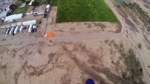 Paracaidista en paracaídas en el cielo. Un hobby extremo. Adrenalina. Arriba de Arizona. Desembarco — Vídeo de stock