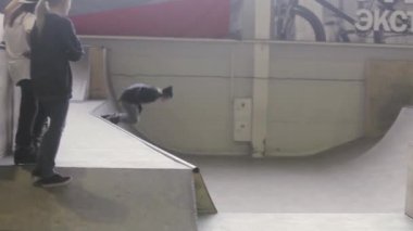Krasnoyarsk, Rusya - 15 Mart 2014: Genç patenci kaykay üzerinde kaykay üzerinde skatepark sürme. Ekstrem sporlar. Meydan okuma. Hile