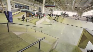 Krasnoyarsk, Rusya - 15 Mart 2014: Patenci sıçrama tahtasıüzerinde aşırı hile yapmak, skatepark çit üzerinde kayma. Rekabet. Yüksek hız