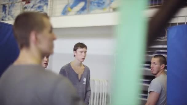 КРАСНОЯРСК, РОССИЯ - 15 МАРТА 2014: Молодые люди обсуждают процесс подготовки скейтпарка к вызову. Спрингборды. Безопасность — стоковое видео