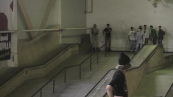 크라스노야르스크, 러시아-2014 년 3 월 15 일: 젊은 롤러 스케이팅 확인 극단적인 다시 슬라이드 skatepark에서 한쪽 다리에 울타리에. 경연 대회입니다. 도전. — 비디오