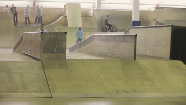 Krasnoyarsk, Oroszország - március 15-én 2014: Roller korcsolyázó hogy jump és csúsztassa a kerítés a skatepark. A verseny. Kihívás. Fogás — Stock videók