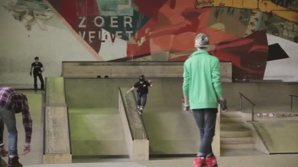 KRASNOYARSK, RUSIA - 15 DE MARZO DE 2014: Los jóvenes patinadores se regalan cinco patinetas en skatepark. Preparándose para el concurso. Desafío. Truco. — Vídeo de stock