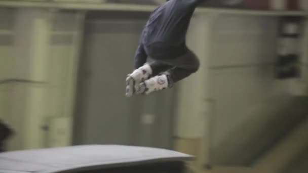 러시아 크라스노야르스크 - 2014년 3월 15일: 젊은 롤러 스케이터가 스프링보드에서 극단적인 점프를 하고 스케이트파크에서 미끄러져 나오다. 실패. 도전. — 비디오