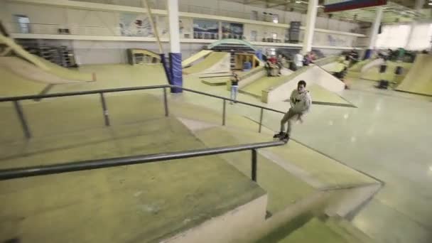 KRASNOYARSK, RUSIA - 15 DE MARZO DE 2014: Patinador de patinaje hacer resbalón en la esgrima de trampolín en skatepark. Participante de la competencia. Público — Vídeos de Stock