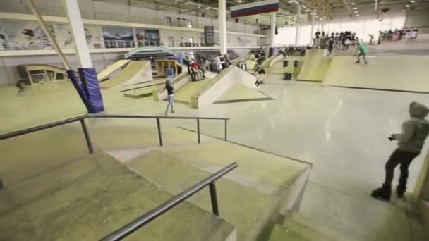 KRASNOYARSK, RUSIA - 15 DE MARZO DE 2014: La caída del patinador tratando de hacer voltear el trampolín en el skatepark. Participante del concurso . — Vídeo de stock