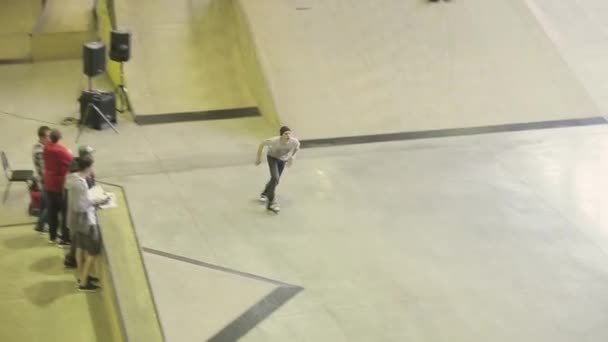 KRASNOYARSK, RÚSSIA - Março 15, 2014: Patinador de rolo saltar sobre cerca, vire-se fazer fatia no trampolim no parque de skate. Concorrência — Vídeo de Stock