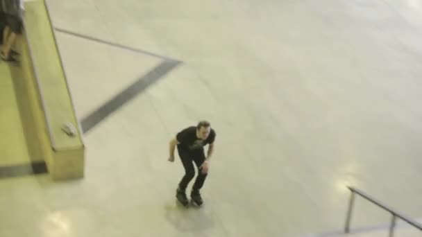 KRASNOYARSK, RUSIA - 15 DE MARZO DE 2014: Patinador de patines hacer rebanada extrema en un pie, trampolín en skatepark. Competencia. Público — Vídeos de Stock
