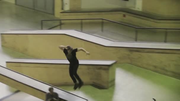 KRASNOYARSK, RÚSSIA - Março 15, 2014: Patinador de rolo fazer extrema dupla flip no ar, mas obter derramamento no parque de skate. Competição. Audiência — Vídeo de Stock