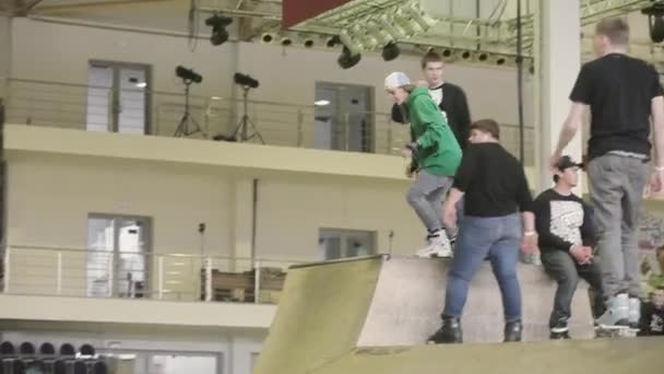 KRASNOYARSK, RUSSIA - 15 MARZO 2014: Pattinatore a rotelle accelerare e fare slittamento estremo su trampolini in skatepark. Competizione. Pubblico — Video Stock