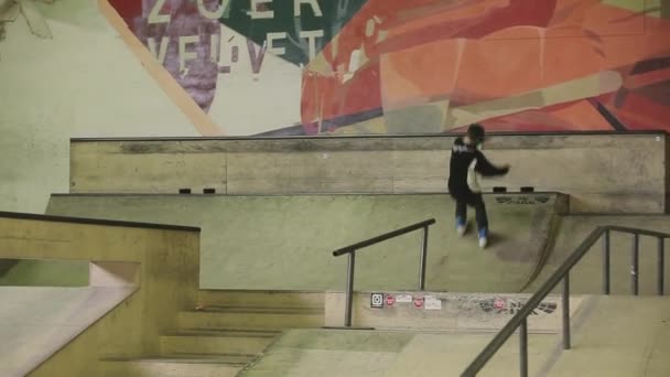 KRASNOYARSK, RUSSIA - 15 MARZO 2014: Il pattinatore a rotelle si rovescia dopo l'estremo slittamento sul trampolino di lancio nello skatepark. Competizione. Pubblico — Video Stock