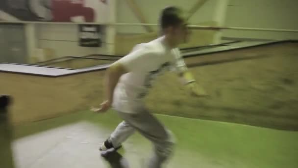 KRASNOYARSK, RUSSIA - MARCH 15, 2014: Roller skater make unsuccessful jump on springboard in skatepark. Competition. Audience. Failing — Stock Video