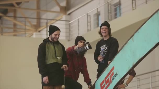 KRASNOYARSK, RUSSIA - 15 MARZO 2014: Pattinatori a rotelle con cappelli neri e sorriso da cameraman in concorso nello skatepark. Competizione. Pubblico — Video Stock