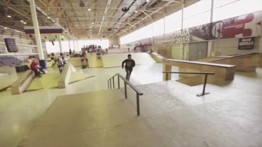 Krasnoyarsk, Rusya - 15 Mart 2014: Patenci kaykay ın kenarında kaykay ın kenarında başarısız slayt yapmak. Meydan okuma. Rekabet