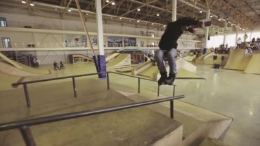 Krasnoyarsk, Rusya - 15 Mart 2014: Çitin üzerinden atlayan patenci, sıçrama tahtasında kayma, kaykay çift çevirmek yapmak. Rekabet