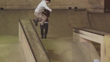 Krasnoyarsk, Rusya - 15 Mart 2014: Patenci skatepark rekabet sıçrama tahtası kenarında stunts yapmak. Çapraz ayaklar. Meydan okuma