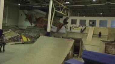 Krasnoyarsk, Rusya - 15 Mart 2014: Patenci havada 360 takla attı, ayak yakaladı. Sıçrama tahtası. Aşırı numara. Skatepark'ta Rekabet.