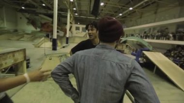 Krasnoyarsk, Rusya Federasyonu - 15 Mart 2014: silindir patenciler karşılıklı birbirlerine vermek, dalga kitleye eller. Alkış. Skatepark yarışmaya