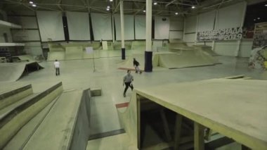 Krasnoyarsk, Rusya - 15 Mart 2014: Patenci sıçrama tahtasında başarısız atlamak yapmak. Aşırı hobi. Skatepark'ta rekabet. Insanlar