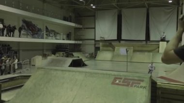 Krasnoyarsk, Rusya - 15 Mart 2014: Patenci sıçrama tahtasına atladı. Aşırı hobi. Skatepark'ta rekabet. Seyirci