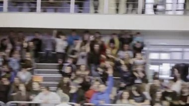 Krasnoyarsk, Rusya - 15 Mart 2014: Skatepark'taki yarışmada seyirciye. Dalga yapıyor. Kameraman. Çitin arkasında. Kalabalık