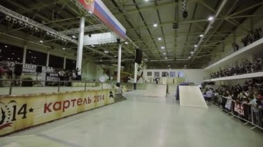 Krasnoyarsk, Rusya - 15 Mart 2014: Şapkalı patenci çitte kayma. Kameraman. Skatepark'ta aşırı rekabet. Yüksek hız