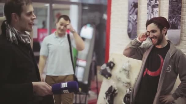 크라스노야르스크, 러시아-2014 년 3 월 15 일: 수염된 스케이팅 미소 하 고 인터뷰를 제공. 마이크입니다. 벽에 스케이트 보드입니다. 에 도전 합니다. 경쟁 — 비디오