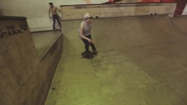 Krasnoyarsk, Rusya - 15 Mart 2014: Şapkalı patenci, skatepark'ta sıçrama tahtasının kenarında aşırı geri takla atarak gezintiye çıktı. Meydan okuma — Stok video