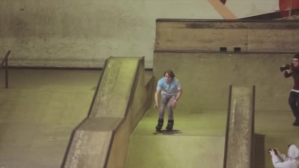 KRASNOYARSK, RUSSIA - MARCH 15, 2014: Roller skater slip on edge of springboard on contest in skatepark. Challenge. Competition. Stunts — Stock Video