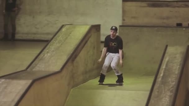 KRASNOYARSK, RUSSIA - MARCH 15, 2014: Roller skater make stunts on edge of springboard on competition in skatepark. Challenge. Contest — Stock Video