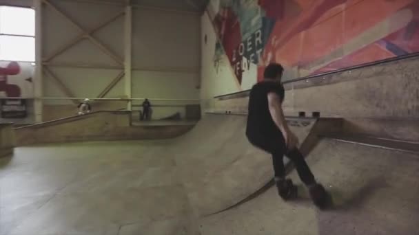 Krasnoyarsk, Oroszország-március 15, 2014: Roller korcsolyázó roll szélén ugródeszkát verseny skatepark. Stunt a kereszt lába. Kihívás — Stock videók