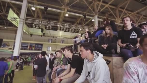 KRASNOYARSK, RUSIA - 15 DE MARZO DE 2014: Patinadores y público ven la competición en skatepark. Auriculares. Desafío. Juventud — Vídeos de Stock