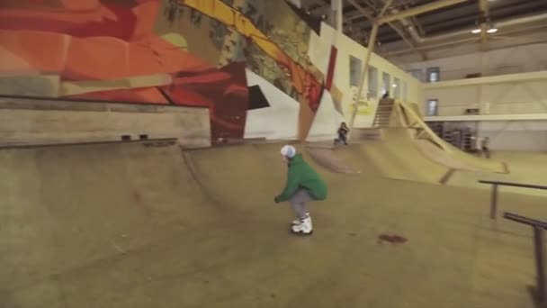 クラスノヤルスク、ロシア - 3月 15, 2014: ローラースケーターは、クロスフィートでスプリングボードにジャンプしようとしますが、スケートパークでの競争に失敗します. — ストック動画