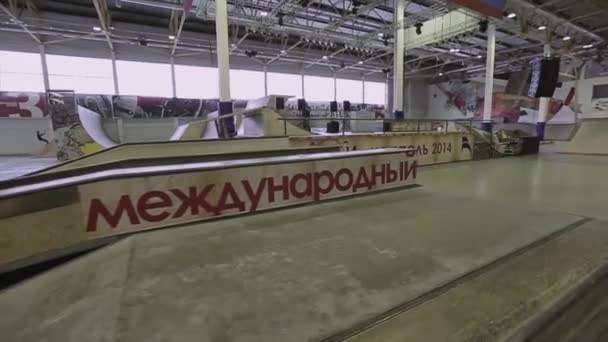 KRASNOYARSK, RUSIA - 15 DE MARZO DE 2014: Vista de skatepark con muchos trampolines, valla. Competencia. Desafío. Concurso — Vídeo de stock