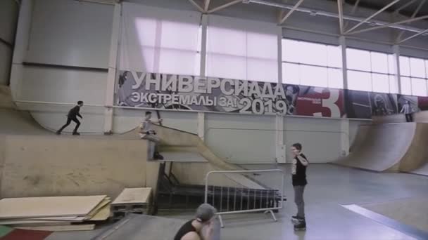 KRASNOYARSK, RÚSSIA - 15 de março de 2014: Vista do parque de skate com muitos trampolim, cerca. Competição. Desafio. Concurso. Patinadores. Cameraman — Vídeo de Stock