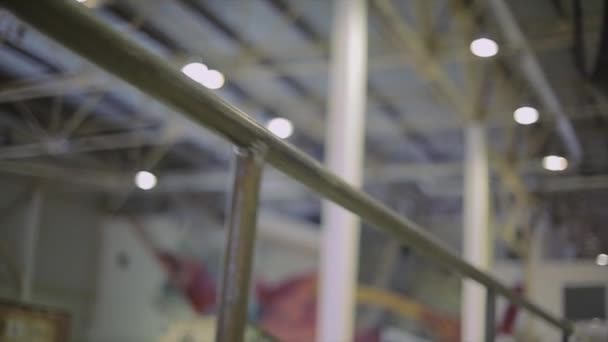 러시아 크라스노야르스크 - 2014년 3월 15일: 스케이트파크의 철제 울타리 전경. 발판에 낙서. 경쟁. 도전. 경연 대회 — 비디오