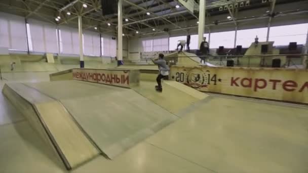 KRASNOYARSK, RÚSSIA - Março 15, 2014: Pé de toque de salto de patinador de rolo no ar. Um trampolim. Truque extremo. Competição no parque de skate . — Vídeo de Stock