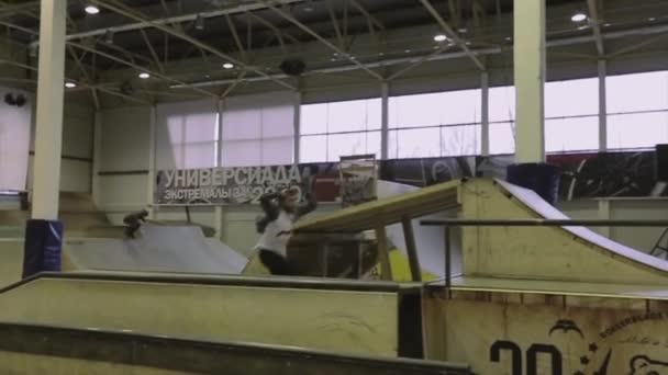 KRASNOYARSK, RUSIA - 15 DE MARZO DE 2014: Patinador de salto, montar en el trampolín. Extremadamente. Alta velocidad. Competición en skatepark. Desafío — Vídeo de stock