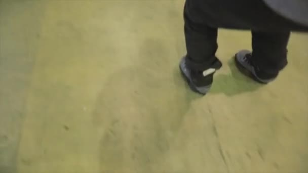 Krasnoyarsk, Rusya - 15 Mart 2014: Patenci bir sıçrama tahtasından diğerine atladı. Başarısız. Aşırı. Skatepark'ta Rekabet. — Stok video
