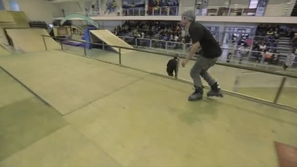 Krasnojarsk, Rusko-15. března 2014: kolečkové bruslař skáčou z jedné odrazky na druhé. Selhání. Extrémní. Výzva na skateparku. — Stock video