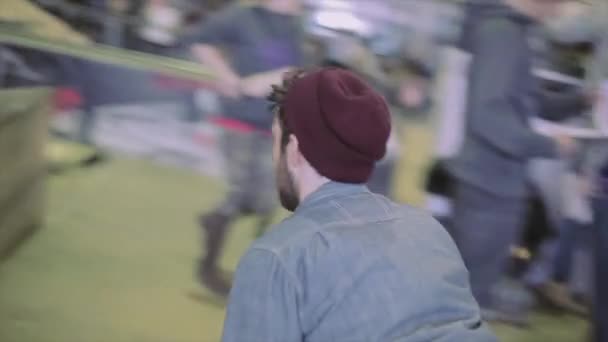 КРАСНОЯРСК, РОССИЯ - 15 марта 2014 года: роликовая фигуристка в шляпе делает моногорку, хватается ногой за трамплин. Крайне. Конкурс в скейтпарке — стоковое видео