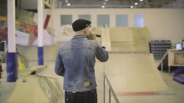 KRASNOYARSK, RUSSIE - 15 MARS 2014 : Homme au chapeau, veste en jean parle au micro aux gens du skatepark. Défi. La concurrence. Hôte — Video